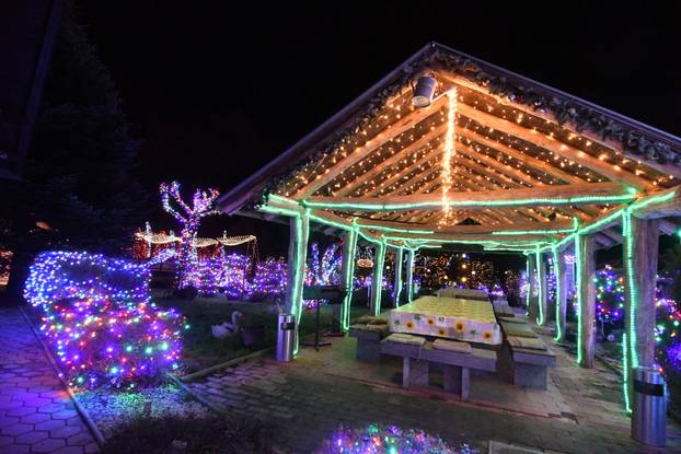 Grabovnica: Započela božićna čarolija svjetla obitelji Salaj