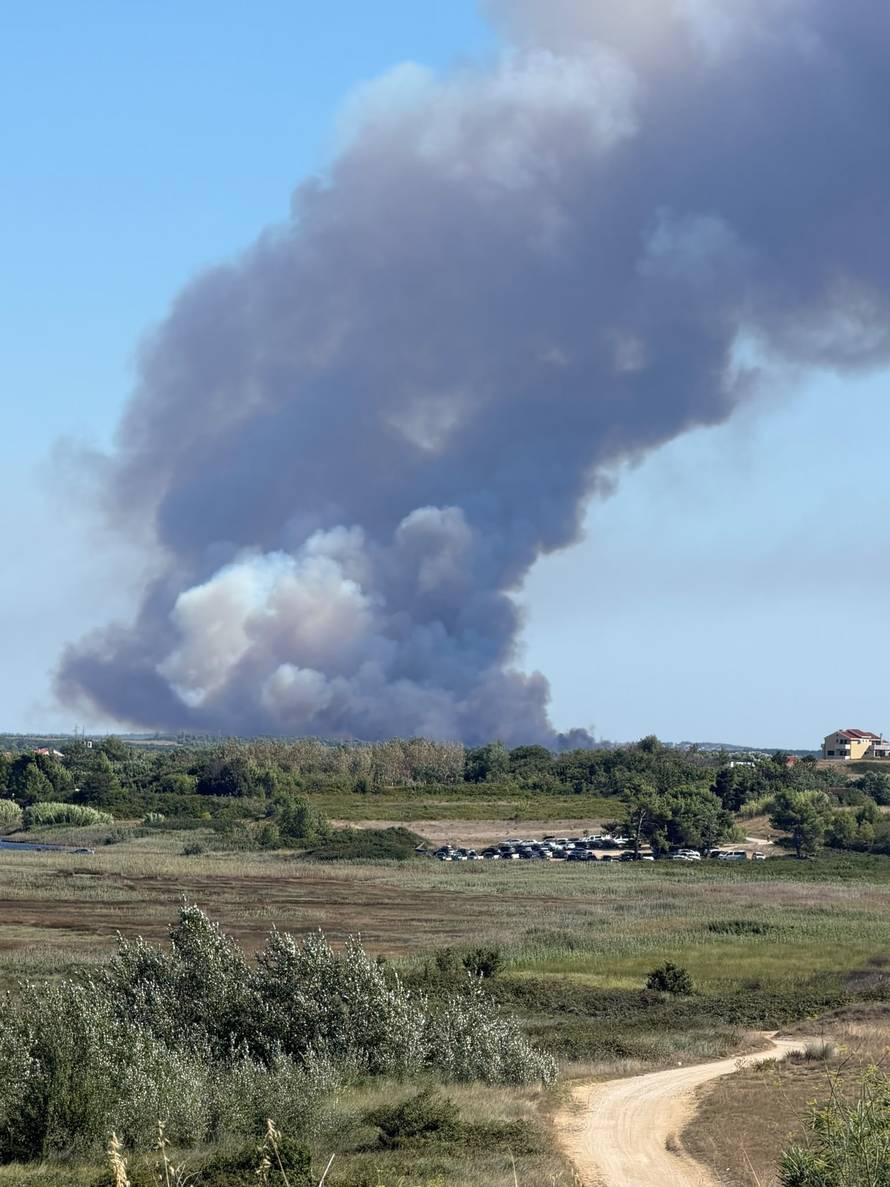VIDEO Lokalizirali požar kod Zadra, a  kod Ninskih Stanova van kontrole. Stigli i kanaderi