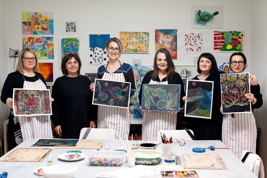 Bili smo na likovnoj radionici u Zagrebu, &zcaron;ene su odu&scaron;evljene: 'Slikanjem izbacimo sav stres'