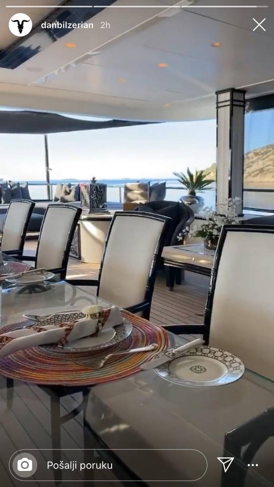 Brod pohote: Milijunaš snima svoje gole cure i časti ih jelom