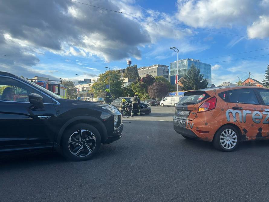 Auto završio na krovu nakon sudaru u Zagrebu: 'Stigli su i vatrogasci. Sve je puno stakla'