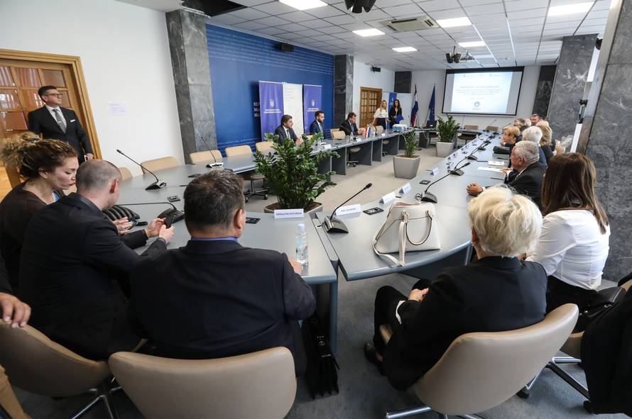 Zagreb: Ministar Aladrović uručio ugovore vrijedne 25.77 milijuna kuna