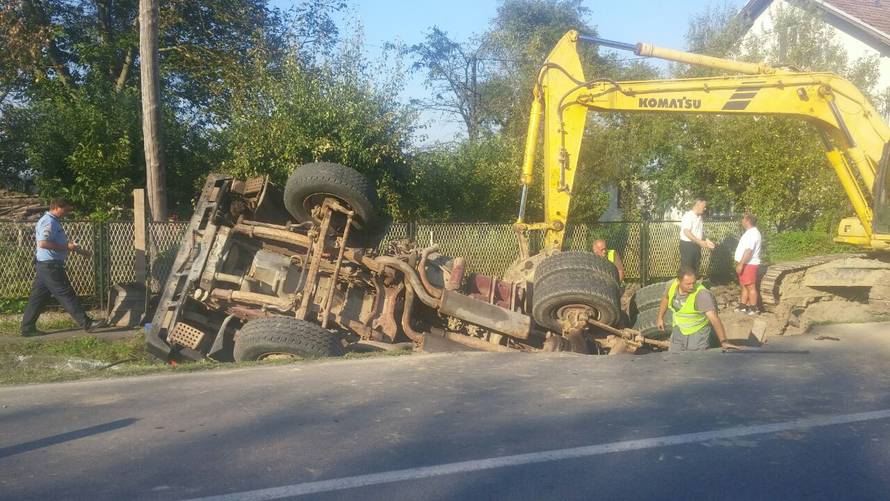 "Halo šefe, nemojte se ljutiti, ali uništili smo vam kamion..."