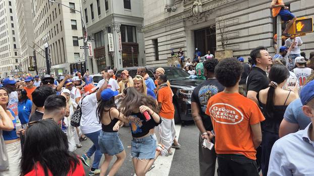 FOTO 24SATA U NEW YORKU Evo kako izgleda pobjednička parada Knicksa: Ludilo u gradu!