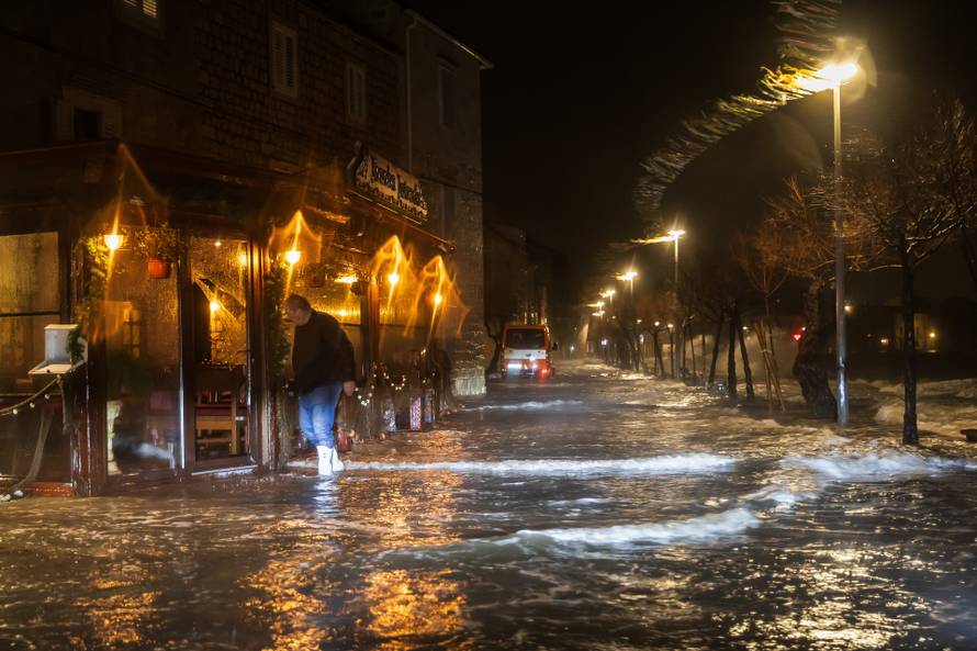 Kaštela: Ciklonalna plima poplavila rivu i okolne ulice