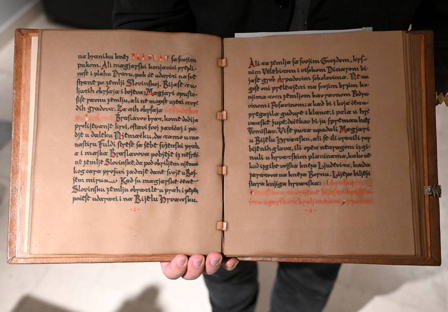 Zagreb: 1100 izlozba Hrvatskog Kraljevstva  u Klovicevim dvorima