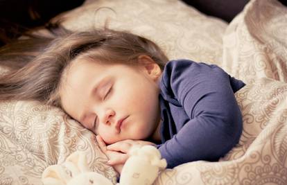 Nemirna djeca bolje spavaju uz terapijsku dekicu s utezima