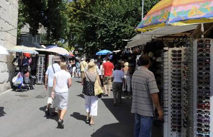 Carinici su šokirali turiste: Na tržnici zaplijenili lažne torbice