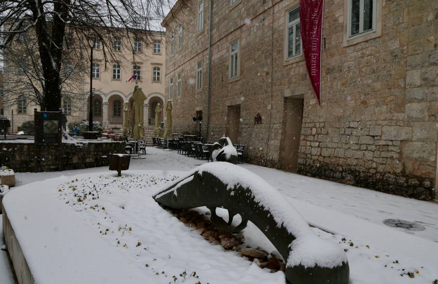 Snijeg zabijelio sinjske ulice