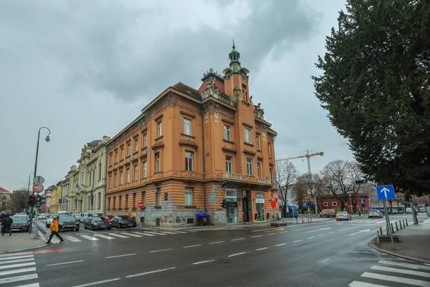 Zagreb: Kipovi na Domu Trgovačko-obrtničke komore zavezani s gurtnama radi sigurnosti