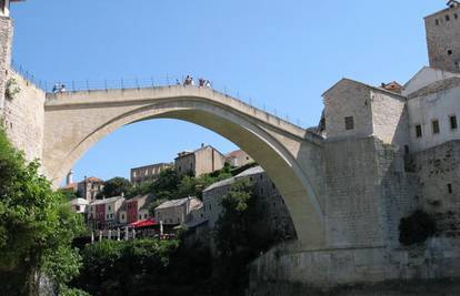 Češki turisti skočili sa Starog mosta, jedan od njih je nestao