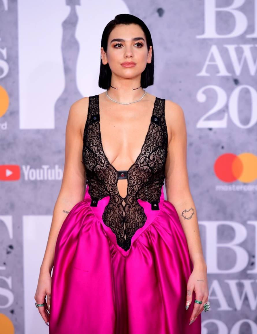 Parada kiča: Dua Lipa u čipki, pokazala je dekolte do pupka