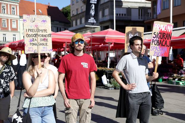 Zagreb: Prosvjednici protiv molitelja na glavnom trgu 