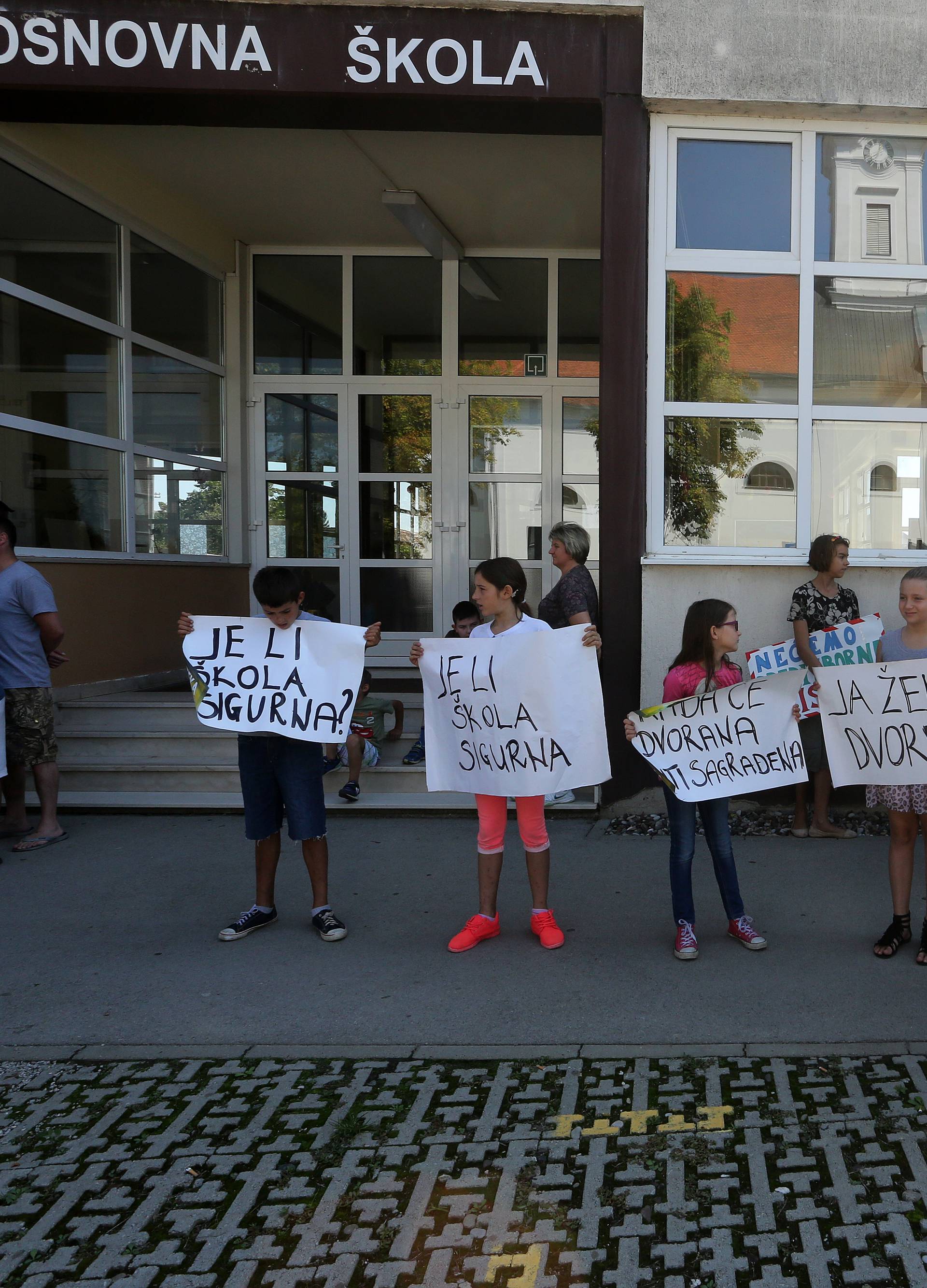 Učenici i roditelji prosvjedovali: Traže odgovore od Ministarstva