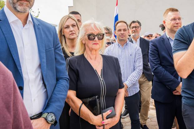 Imotski: Otkriven spomenik Mati Parlovu ispred stadiona Gospin Dolac