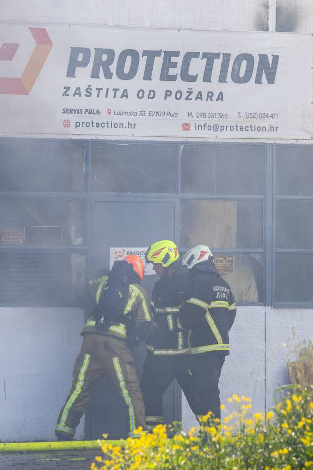 Pula: Veliki požar u Šijanu, došlo je do požara skladišta, širi se gusti dim