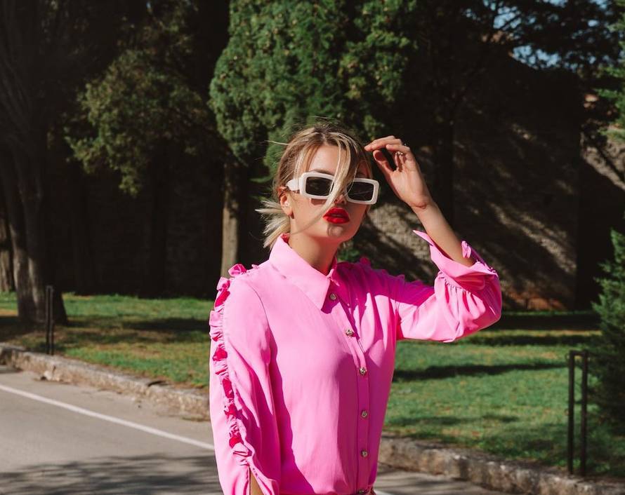 Ella oduševila izborom štikli, sa šljokasto ružičastih prešla na narančaste sa zlatnom petom