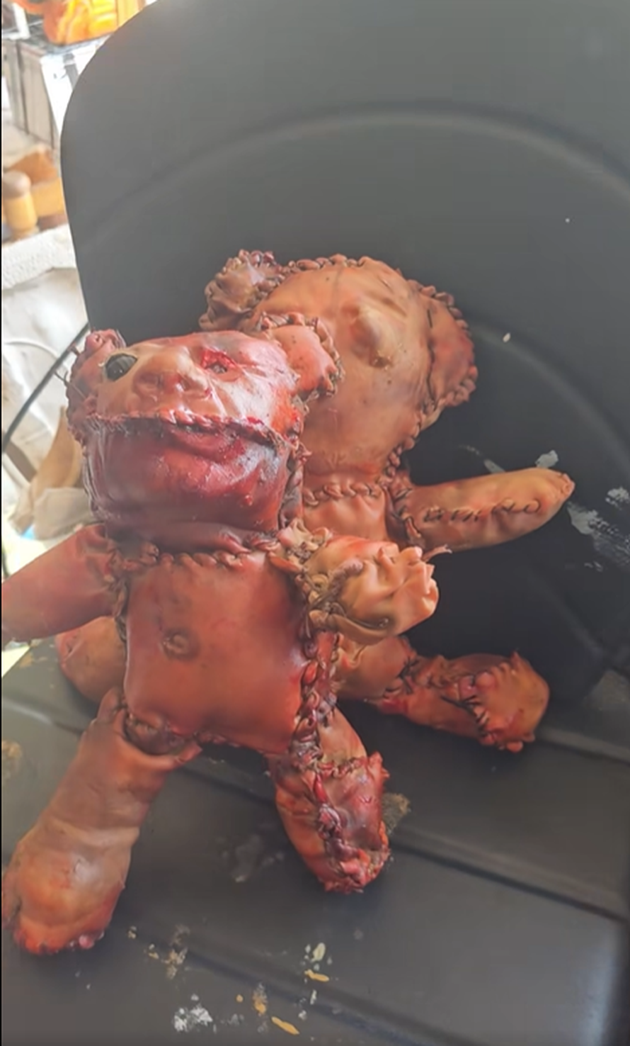 FOTO Medvjedića iz horora našli ispred trgovine u Americi: 'Kao da je izrađen od ljudske kože!'