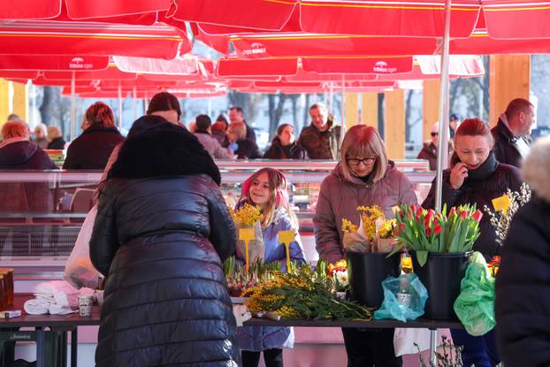 Zagreb: Gradonačelnik Tomislav Tomašević i Luka Korlaet otvorili rekonstruiranu i dograđenu tržnicu Vrapče