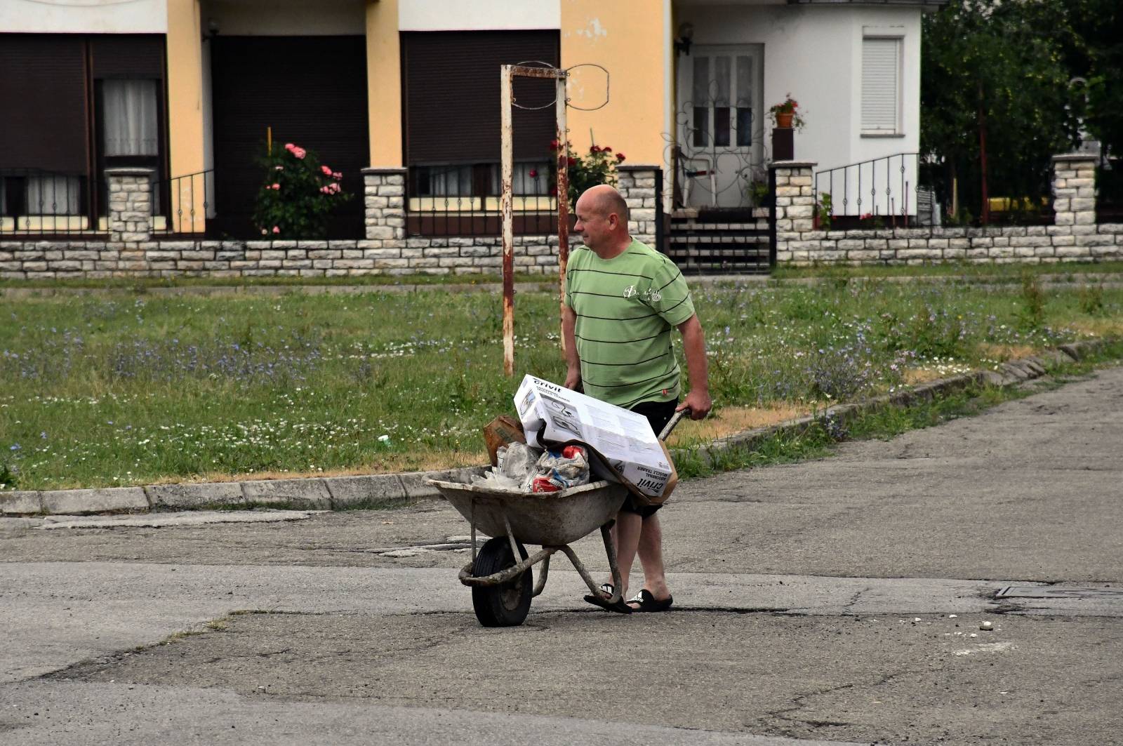 Nova Gradiška: Stanovnici saniraju posljedice jučerašnjeg nevremena