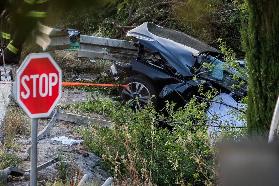 Jedan osoba je poginula, a dvoje ozlijeđenih u teškoj prometnoj nesreći koja se dogodila u Baškoj Vodi