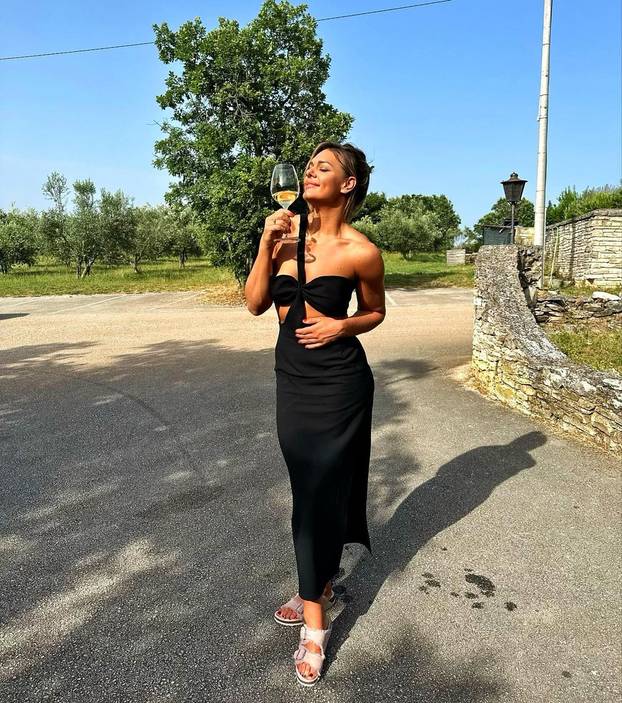 FOTO Sandra na Tahitiju otkrila tetovažu i ukrotila opasnu ražu