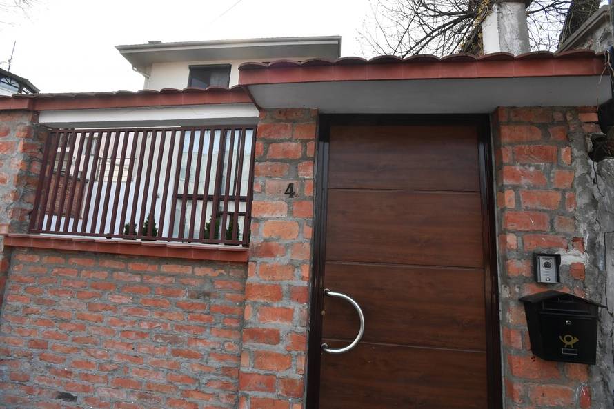 Bregović razgledava skupocjene nekretnine, ali po Beogradu se i dalje vozi u starom Trabantu