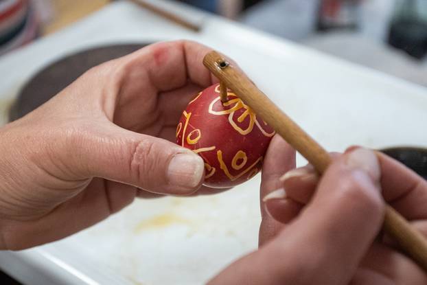 Đakovo: Radionica ukrašavanja uskrsnih jaja voskom u kući Reichsman