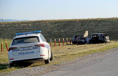 Banda s nasipa opet napala: Pratili su par u autu, oba vozila su udarila u stupiće i zapalila se