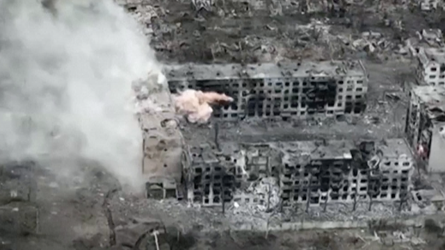 Pogledajte žestoke borbe u Bakhmutu: Ukrajinski tenk puca na zgradu u kojoj su Rusi