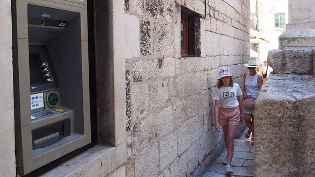Osvanuo bankomat u najužoj ulici u Splitu 'Pusti me proć'