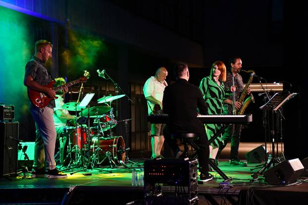 Slavonski Brod: Koncert  jazz sastava Sing Song Swing na pozornici Brodskog glazbenog ljeta