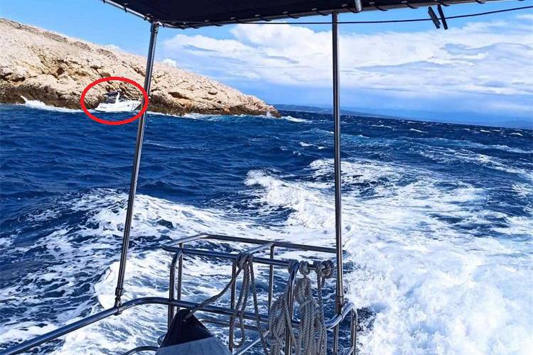 Spasili osam ljudi kod Cresa: Bura i valovi im potopili brod, među njima je bilo troje djece