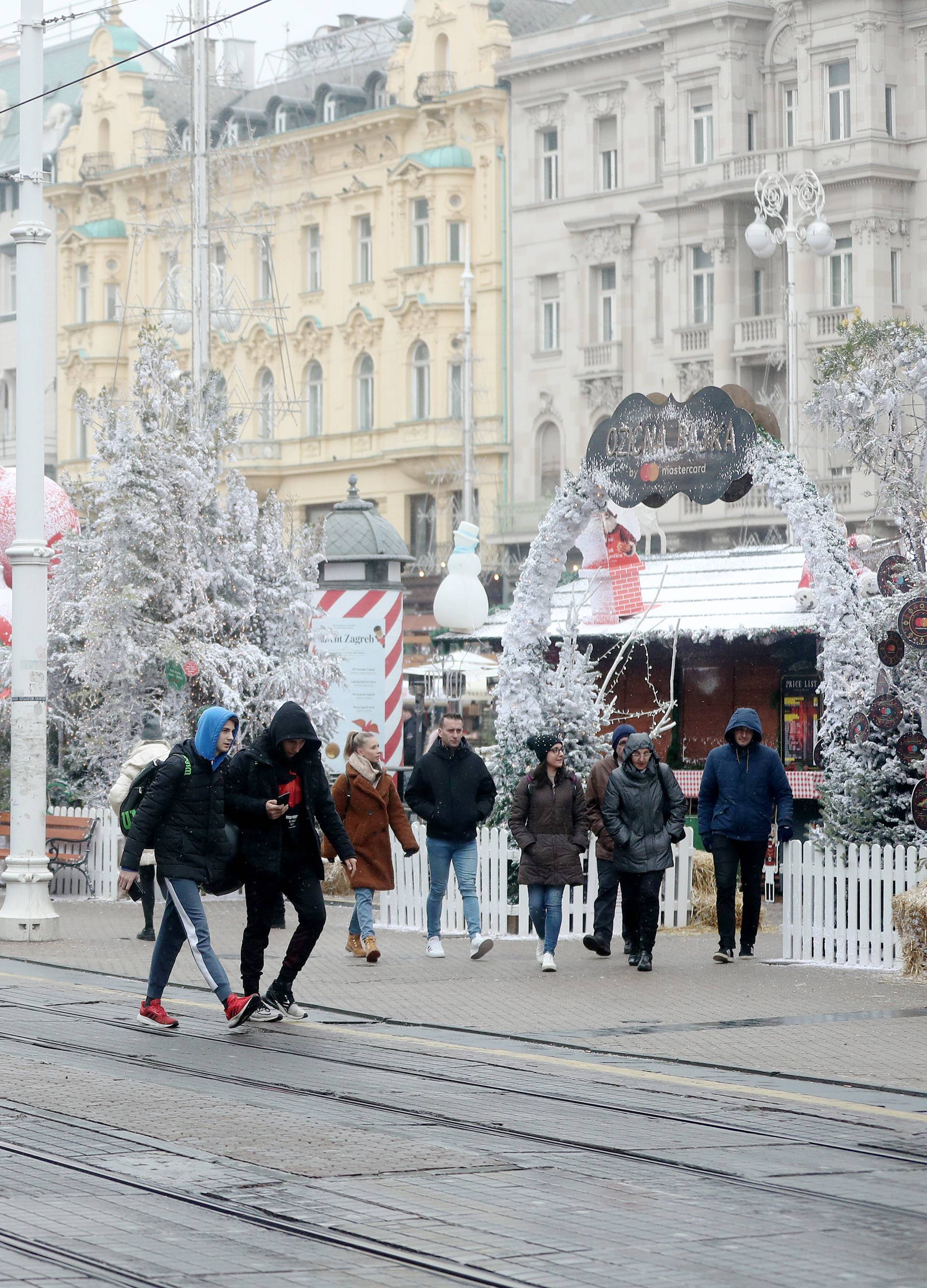 Prvi ovosezonski snijeg stvorio zimski ugođaj u centru Zagreba