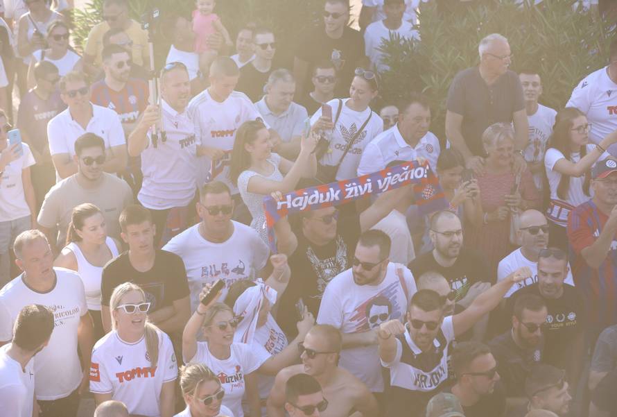 Split: Okupljanje navijača Hajduka ispred Poljuda povodom dolaska Ivana Rakitića