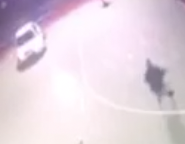 Šokantna snimka iz Otočca: Autom je probio ogradu i uletio na igralište, djeca su bježala