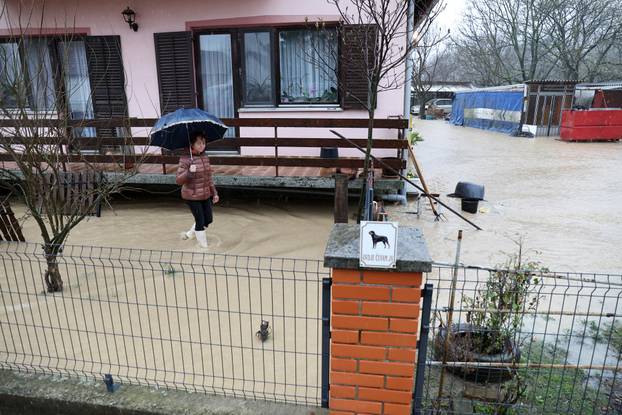 Poplava u Orahovici, voda prijeti kućama