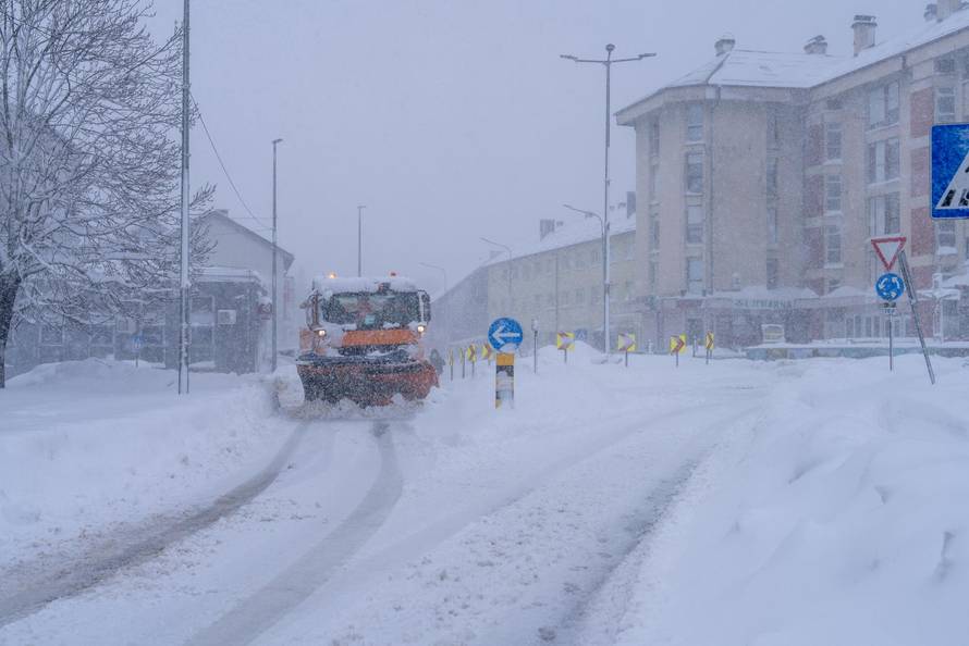 Korenica: Jako snježno nevrijeme stvorilo velike probleme u prometu