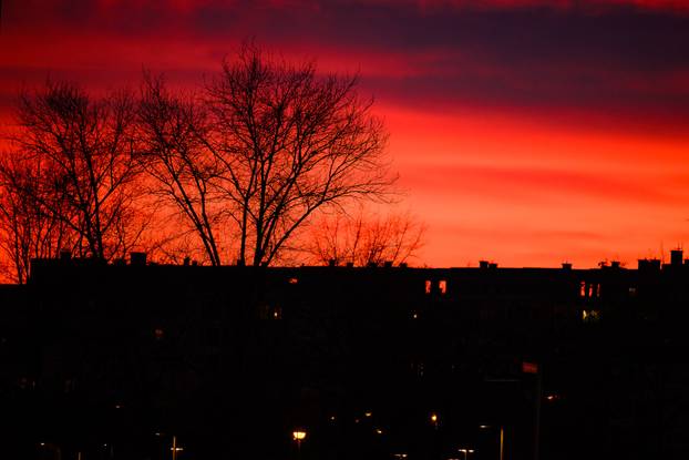 Jarke boje zalaska sunca iznad Zagreba