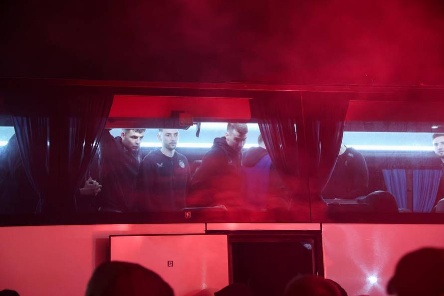 Zagreb: Navijači Dinama dočekali igrače ispred stadiona u Makisimiru nakon pobjede u derbiju protiv Hajduka