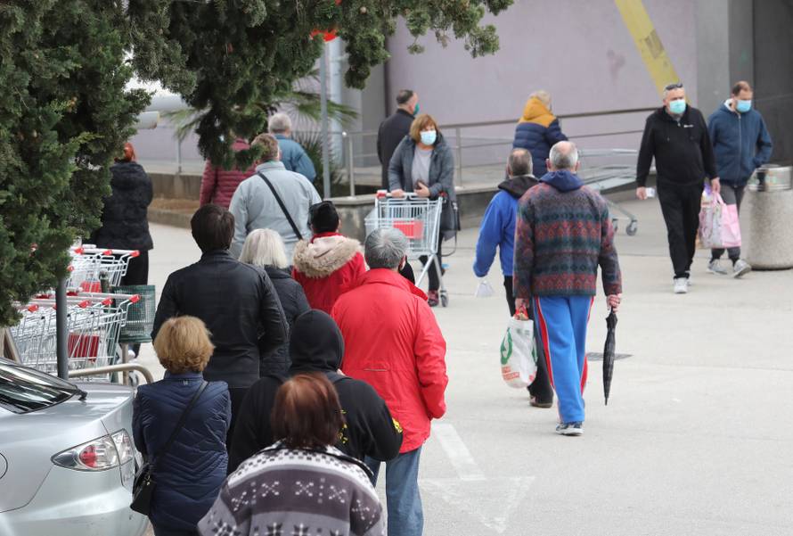 Prvi dan blagdanske kupovine po novim mjerama: Stvaraju se gužve ispred šoping centara