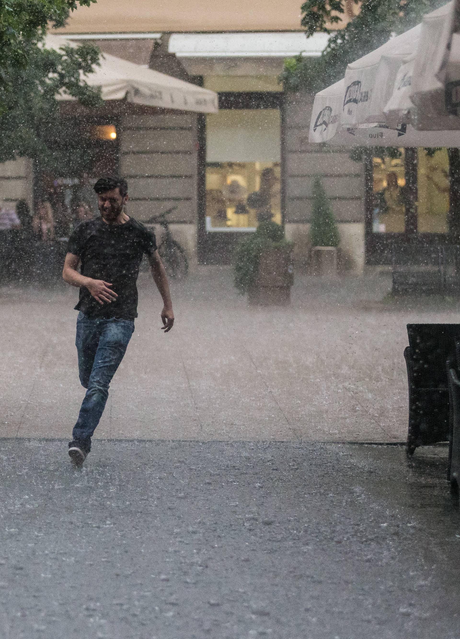 Jaka kiša i grmljavina: Snažno nevrijeme zahvatilo je Zagreb
