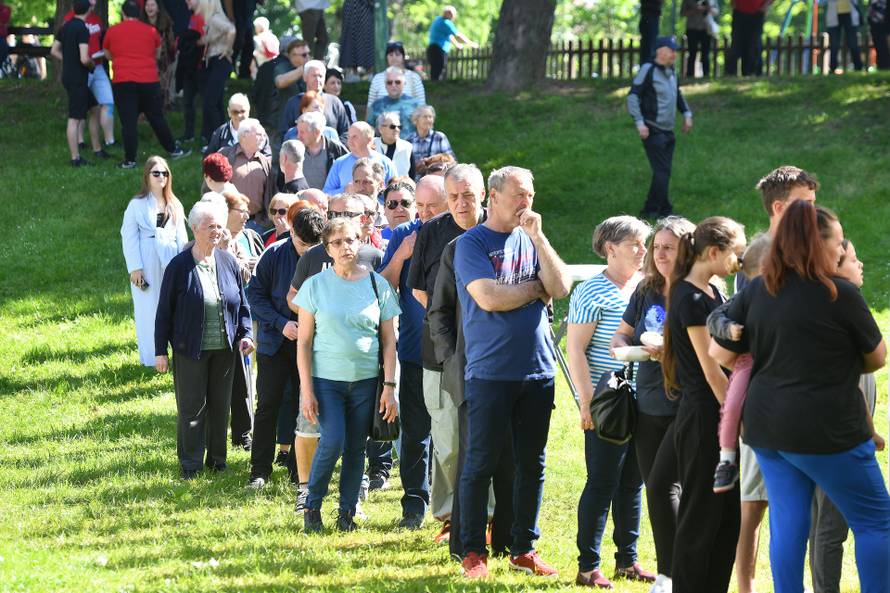 Čakovec: Građani čekali u redu za porciju graha 