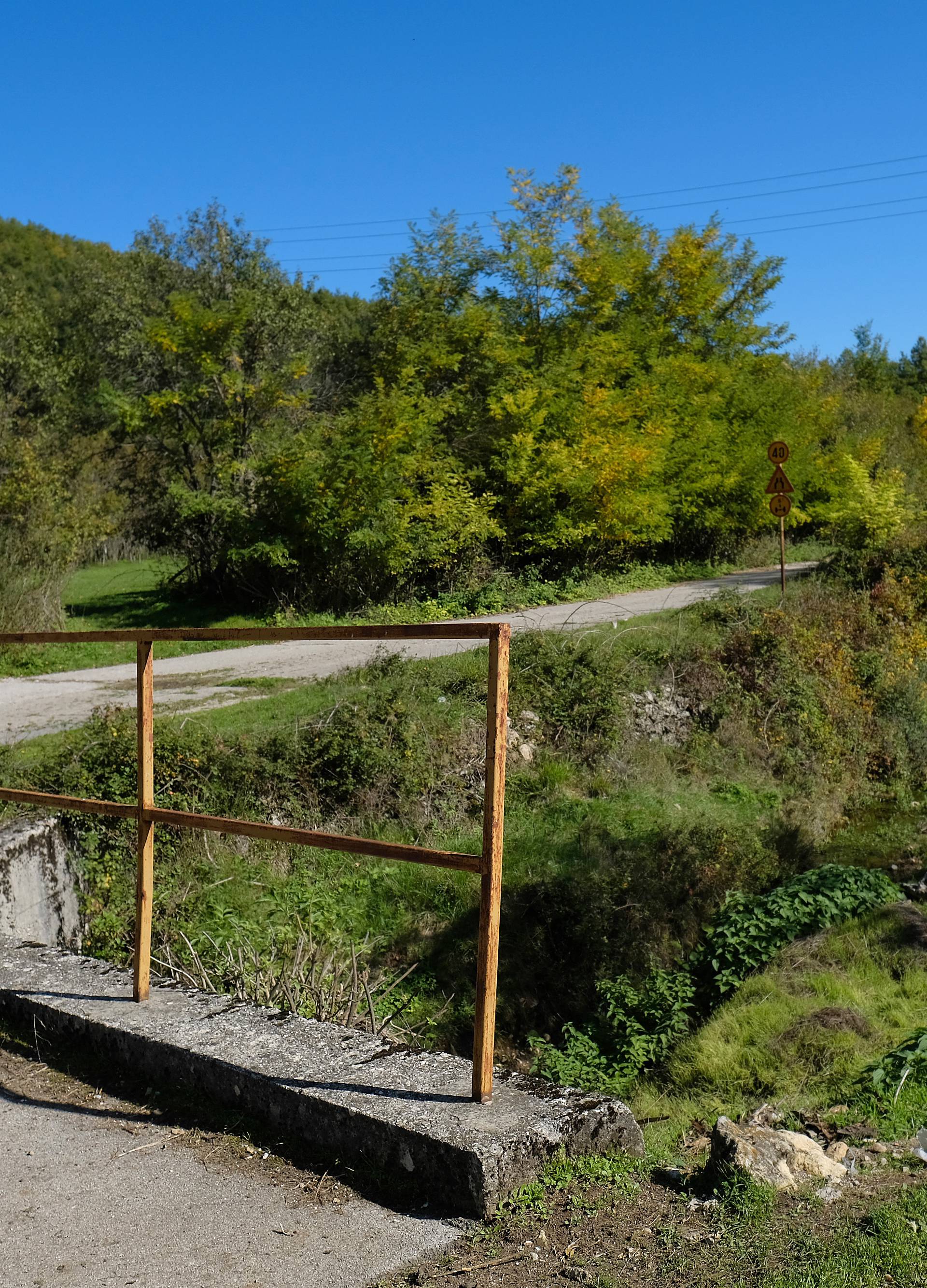 Cestom smrti do škole: Odroni, provalije, divlje svinje i poskoci