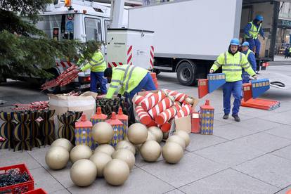 FOTO Pripreme za zagrebački Advent u punom jeku: Bor od 16 metara dobio je kuglice i ukrase