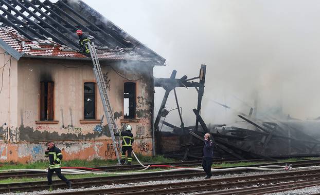 Gore barake uz prugu u Osijeku