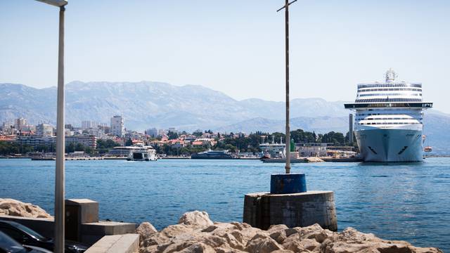 Najveći kruzer koji je do sada posjetio Split, luksuzni MSC Splendida uplovio je jutros u  luku