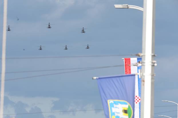 Zagreb: Prelet helikoptera i zrakoplova  tijekom svečanog obilježavanja 30. obljetnice VRO Oluja