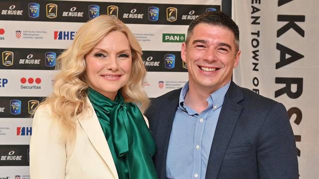 Vlatka Pokos s novim dečkom Većeslavom Holjevcem pozirala u gradskoj vijećnici u Makarskoj