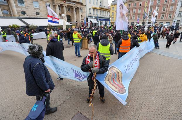 Zagreb: Interventna policija osigurava molitelje na glavnom Trgu